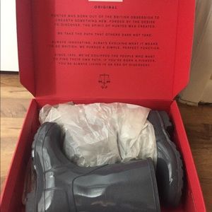 Short gray gloss Hunter rain boots